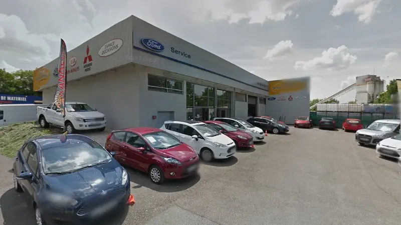 Vue de la rue devant Ford at EAST GARAGE SARL, Exincourt
