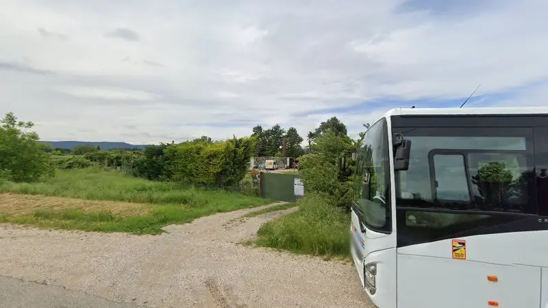 Vue de la rue devant guet motoculture et automobile, Pertuis