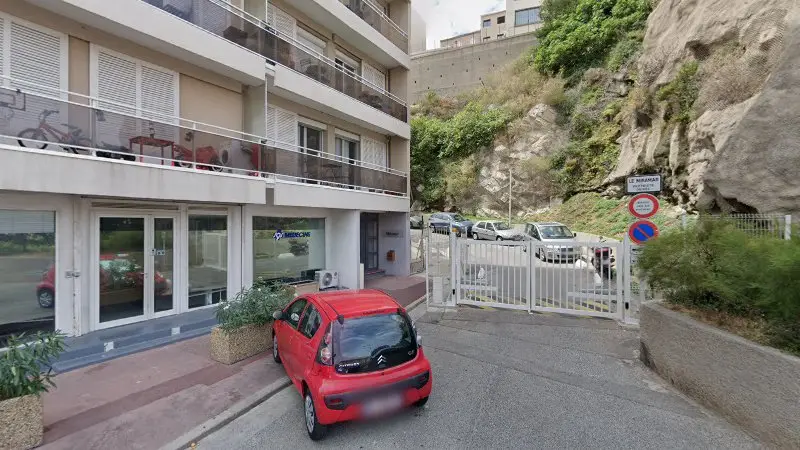 Vue de la rue devant Voyant moteur allumé : causes et solutions pour résoudre ce problème courant de véhicule, Marseille
