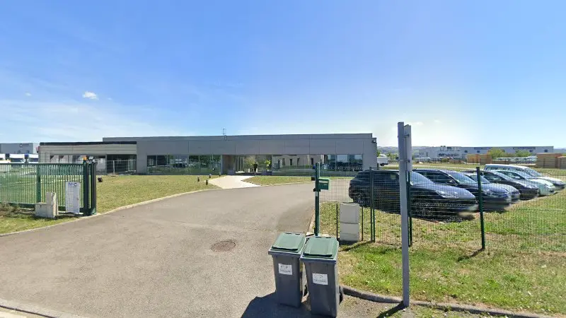 Vue de la rue devant Infortiss pièces auto, Andrézieux-Bouthéon