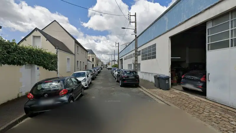 Vue de la rue devant Touraine Carrosserie, Tours