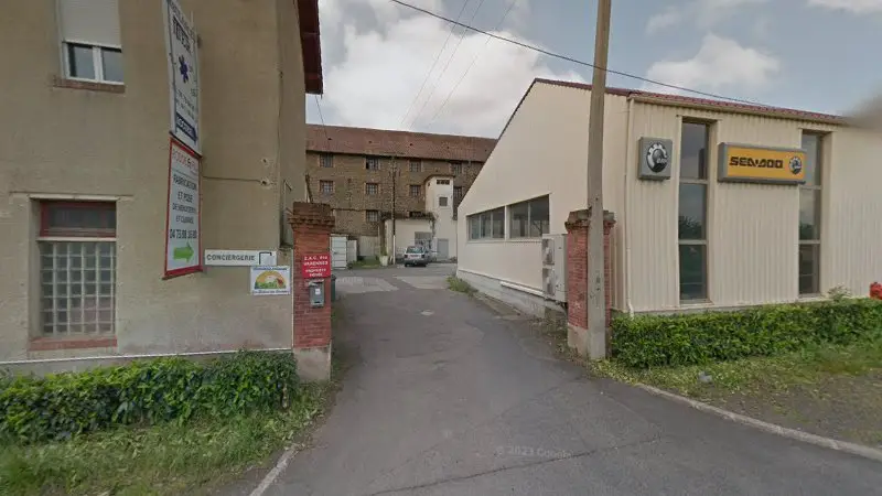 Vue de la rue devant Sportproto Garage Locmat, Billom