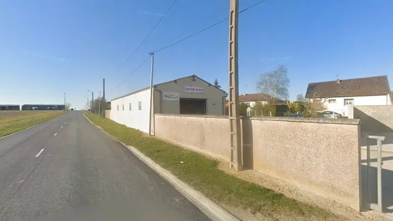 Vue de la rue devant SARL Carrosserie BEAU, Origny-le-Sec