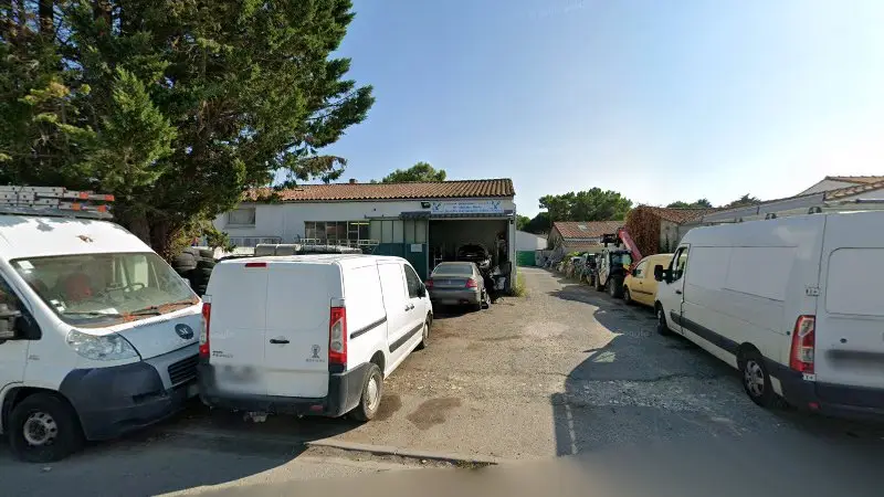 Vue de la rue devant Re Utilitaires, Le Bois-Plage-en-Ré