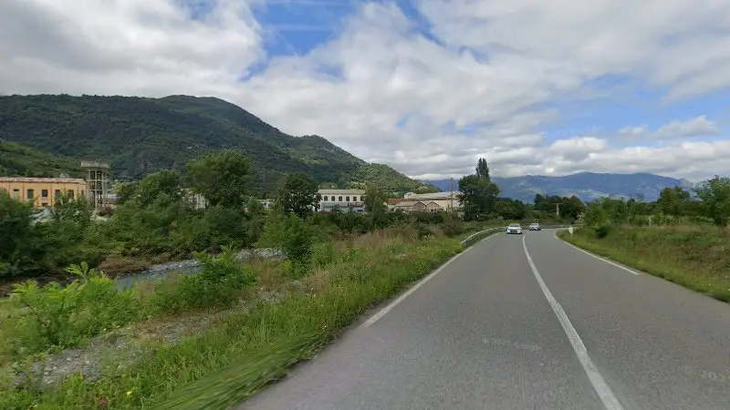 Vue de la rue devant Rénov' Création Carrosserie, Soulom