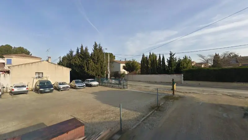 Vue de la rue devant Garage 1R, Entraigues-sur-la-Sorgue