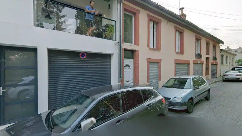 Vue de la rue devant Loubet Automobiles, Toulouse