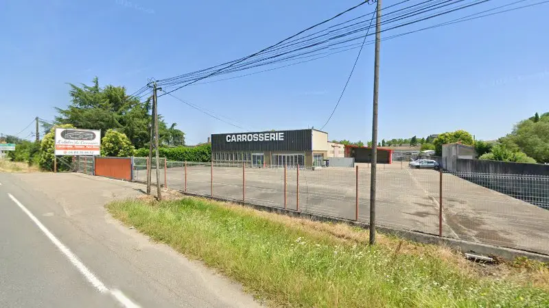 Vue de la rue devant L'Atelier Du Carrossier, Fauillet