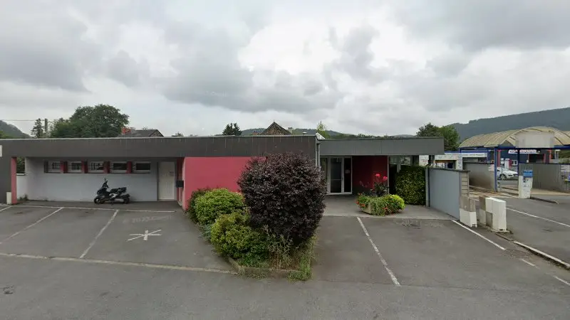 Vue de la rue devant France Pare-Brise - Chez N.A.P Automobiles, Revin