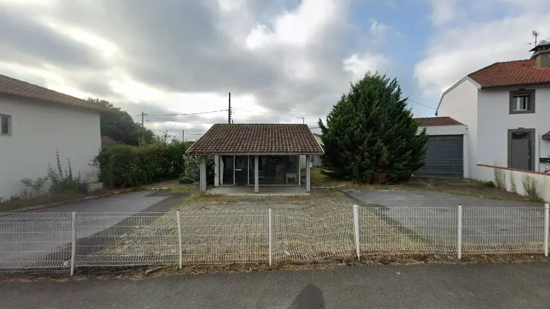 Vue de la rue devant SGM Automobile, Saint-Geours-de-Maremne
