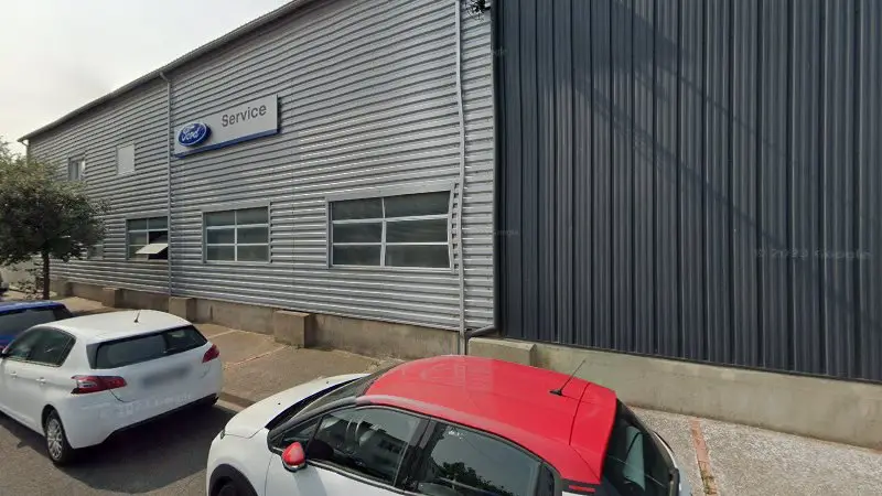 Vue de la rue devant Garage Gaby Ford Service, Prades