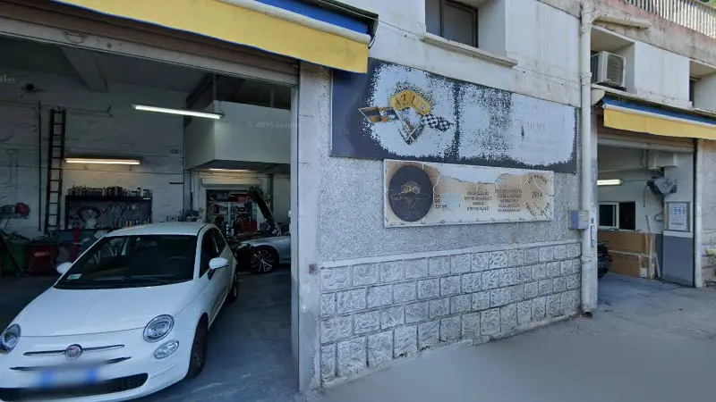Vue de la rue devant Carrosserie Azur, Roquebrune-Cap-Martin