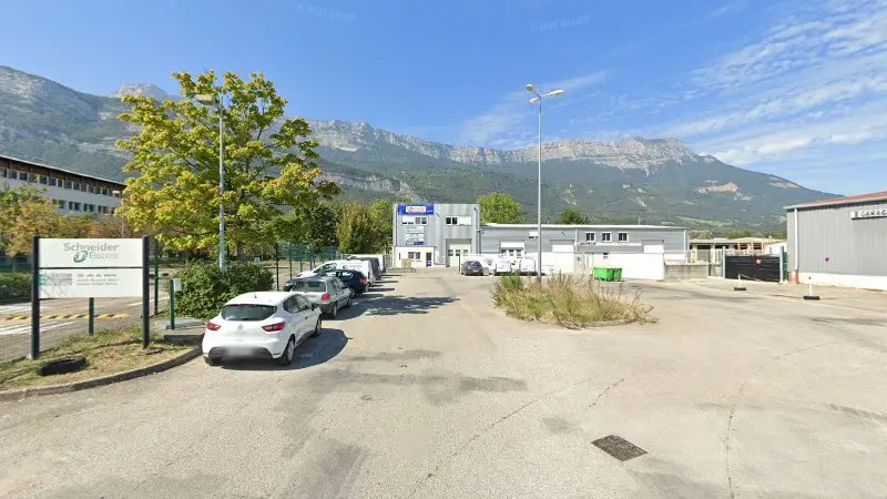 Vue de la rue devant Autovision Contrôle Technique Automobile, Varces-Allières-et-Risset
