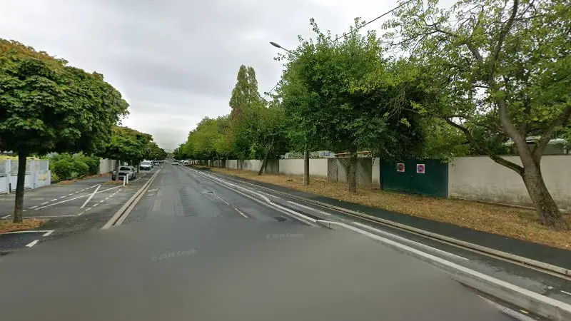 Vue de la rue devant SEMAT Pièces d'Origine, La Rochelle