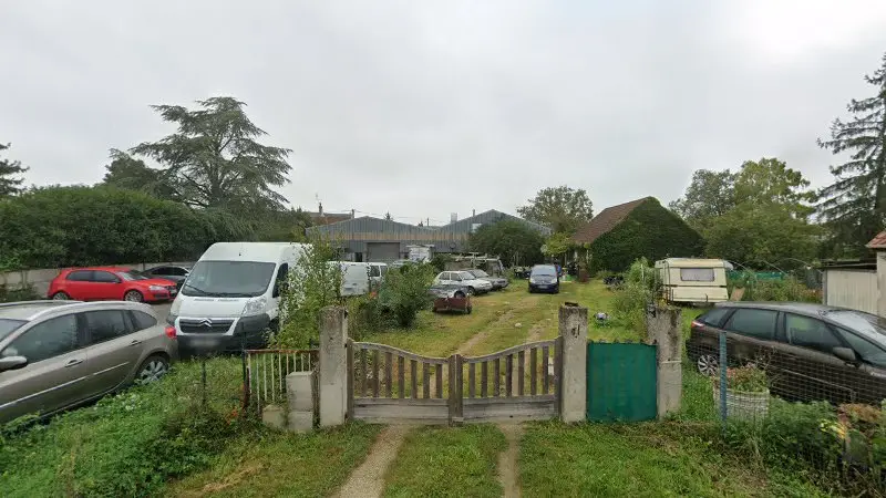 Vue de la rue devant Peugeot, Chilleurs-aux-Bois