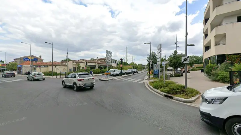 Vue de la rue devant Le garage des copains l atelier mobil / le magasin, Pessac