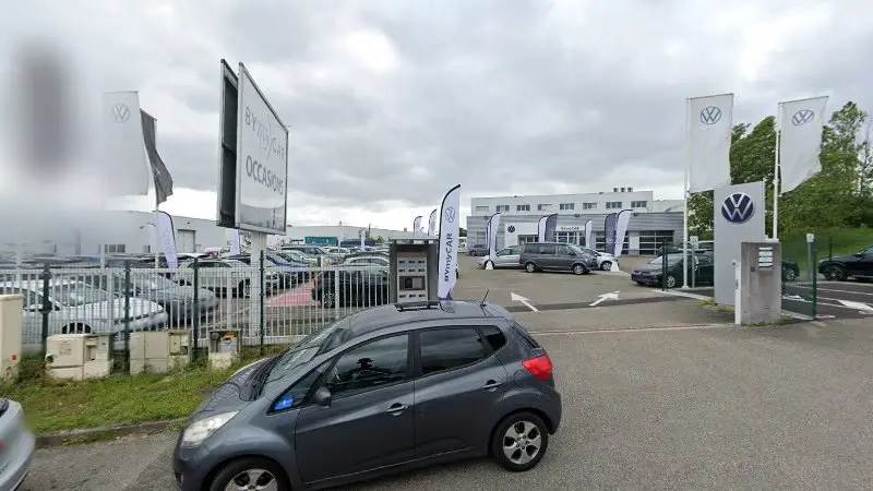 Vue de la rue devant Mediatouch, concepteur de Self-Car, Rillieux-la-Pape