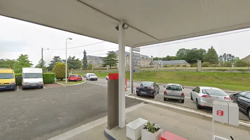 Vue de la rue devant Garage Hérouin Dépannage SARL, Sées