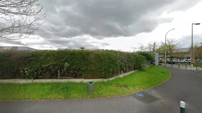 Vue de la rue devant Auto Pièces Occasion, Vaux-le-Pénil
