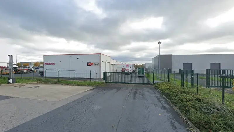 Vue de la rue devant NISSAN TRUCKS S.E.D - Nissan Service, Beauvais