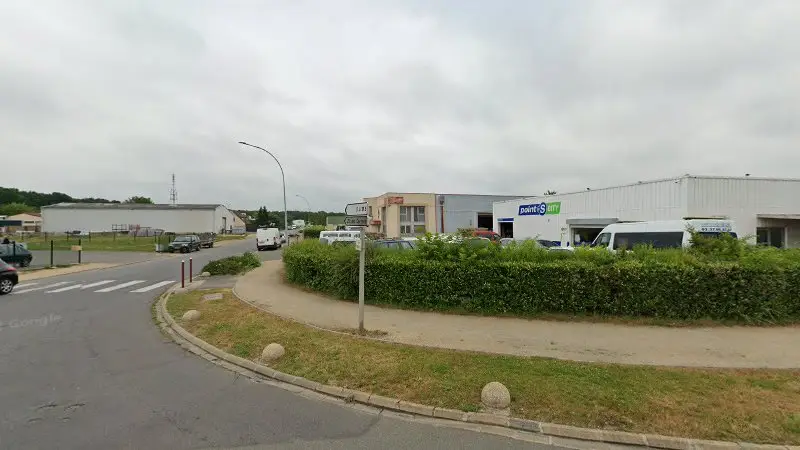 Vue de la rue devant First Stop Tout L'Entretien Auto Vernouillet, Vernouillet