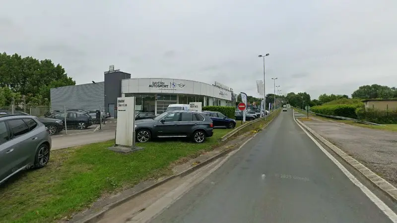 Vue de la rue devant BAYERN AUTO SPORT MINI & BMW, Saint-Léonard