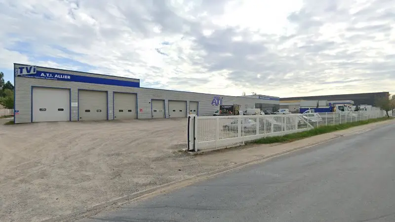 Vue de la rue devant A.t.i. ALLIER Auto Truck Industrie, Yzeure