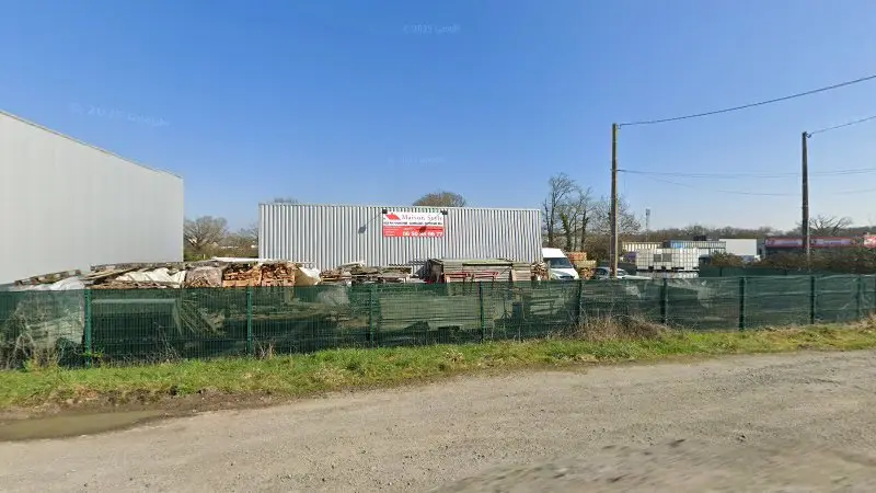 Vue de la rue devant FMC Motorsport, Pont-Péan