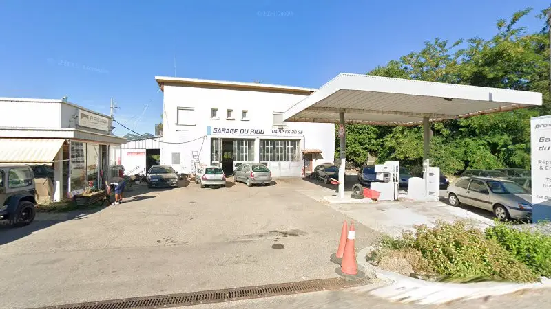 Vue de la rue devant Esso Renault - Garage Relais Gorde, Garde-Colombe