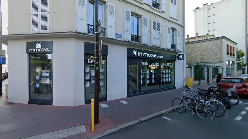 Vue de la rue devant Bornes de réparation et de gonflage pour les vélos, Charenton-le-Pont