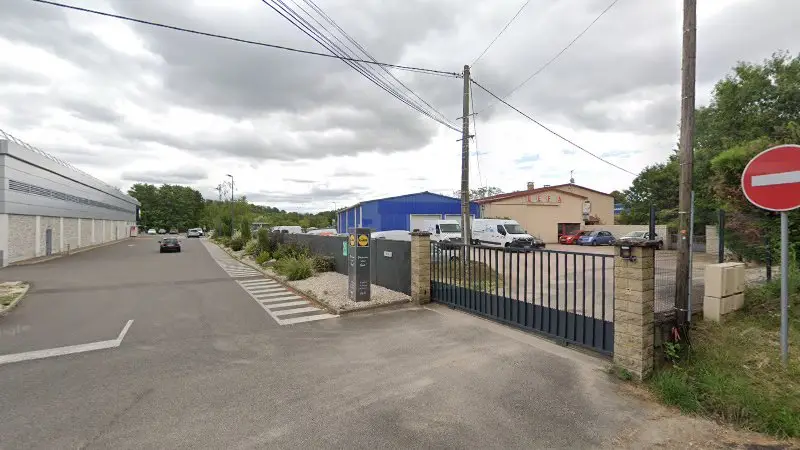 Vue de la rue devant Gefa (Garage Electricité Fournitures Automobiles), Torcy