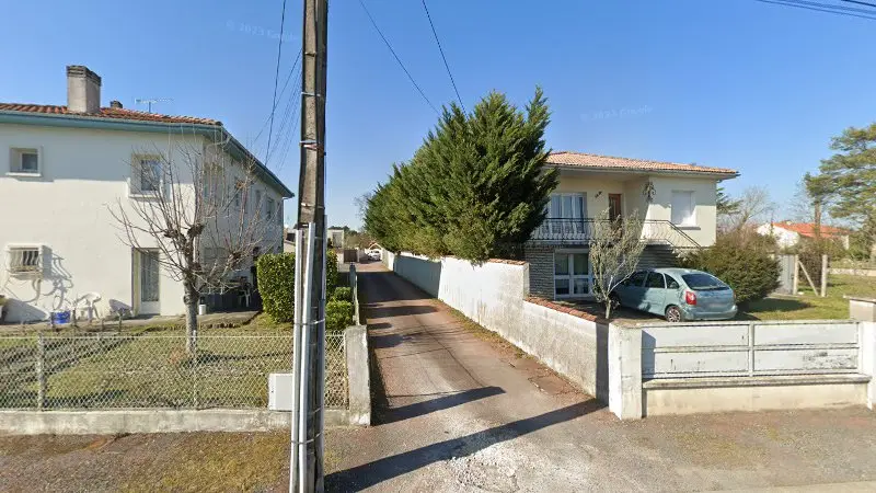 Vue de la rue devant Arblade Garages Auto Reparations Jean Philippe, La Tremblade