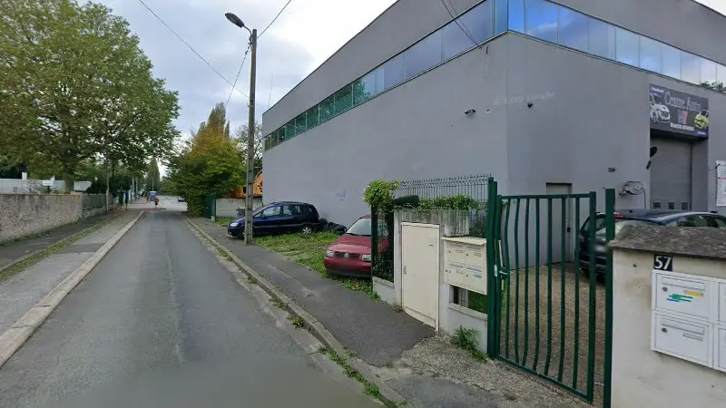 Vue de la rue devant G.N.F GOLD AUTO, Livry-Gargan