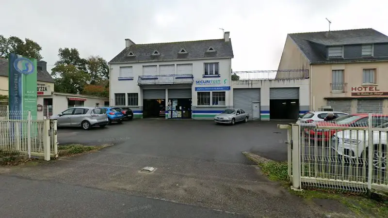 Vue de la rue devant Sécuritest Contrôle Technique Automobile FOUESNANT, Fouesnant