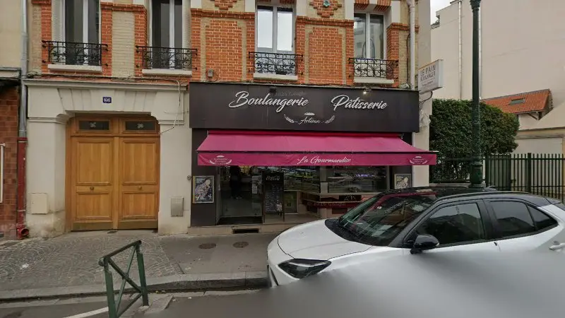 Vue de la rue devant Futura Automotive France, Puteaux