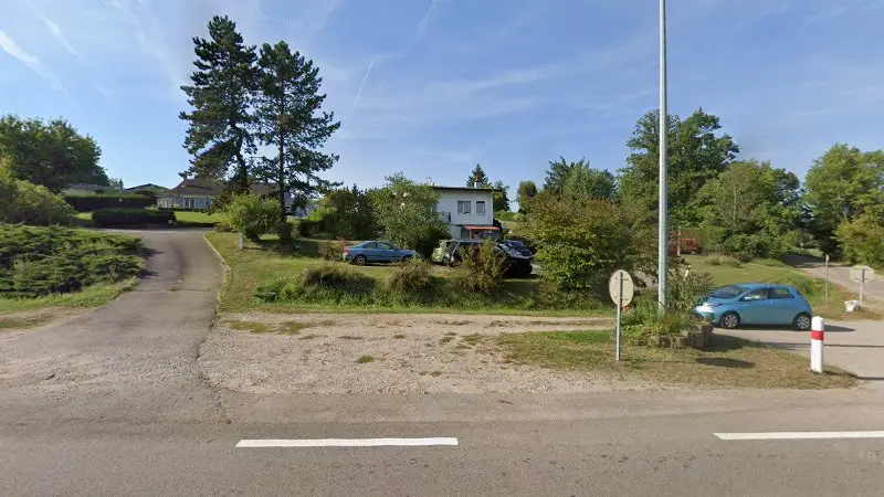 Vue de la rue devant Carrosserie Thiriat Jeuxey, Jeuxey