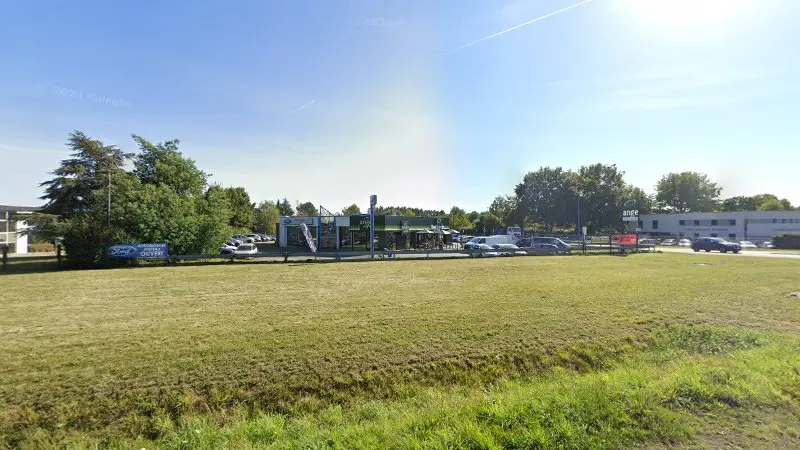Vue de la rue devant Ford Service, La Chapelle-sur-Erdre