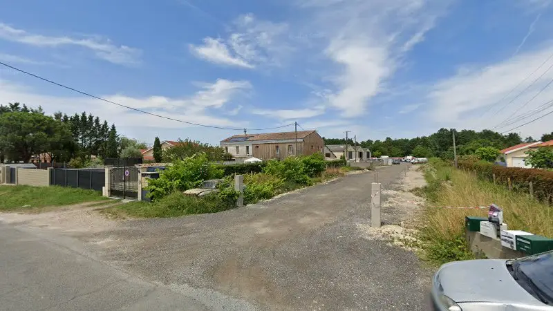 Vue de la rue devant Starbrills auto, Ambarès-et-Lagrave