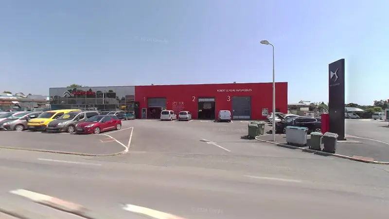 Vue de la rue devant Robert Le Fevre Automobiles - Citroën, Carhaix-Plouguer