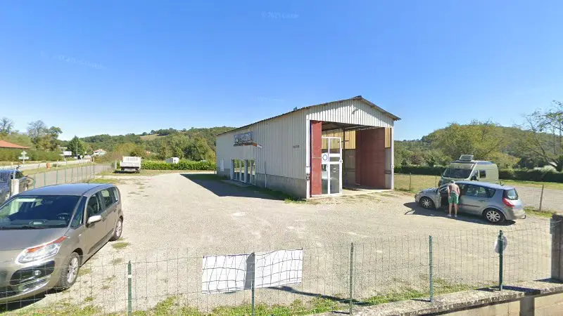 Vue de la rue devant Contrôle Technique 15 ST Etienne de Maurs, Saint-Étienne-de-Maurs