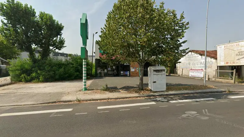 Vue de la rue devant Contrôle Technique Bordeaux, Saint-Médard-en-Jalles