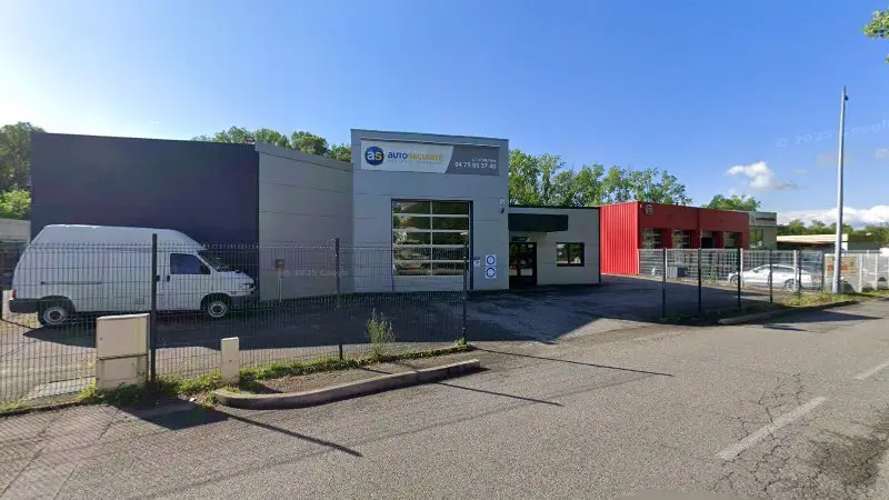 Vue de la rue devant AS Autosécurité Contrôle Technique LA VOULTE SUR RHONE, La Voulte-sur-Rhône