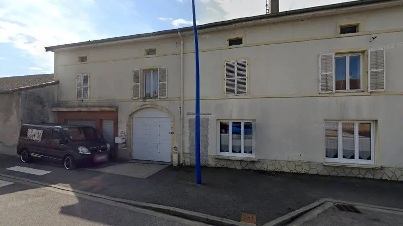 Vue de la rue devant Plaine Auto 88, Houécourt