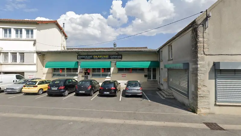 Vue de la rue devant Horus Centre Auto Coulommiers ( ADA ), Coulommiers