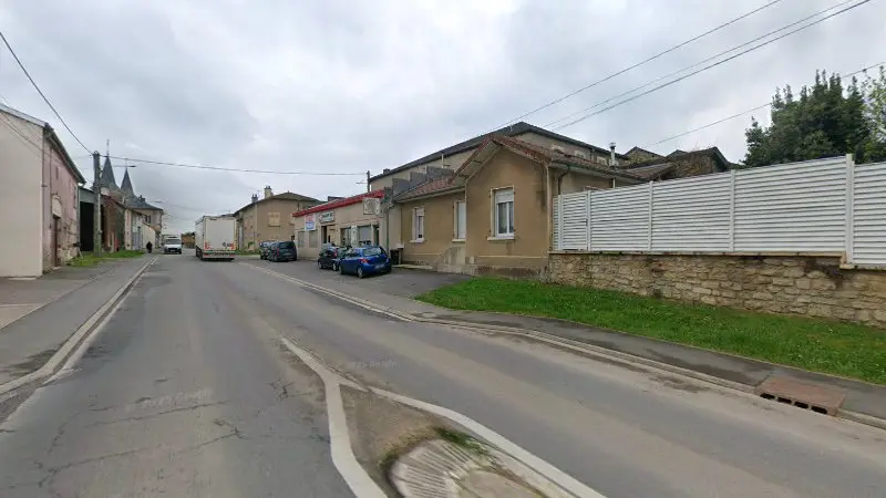 Vue de la rue devant Autoprimo - Garage de Sivry-sur-Meuse, Sivry-sur-Meuse
