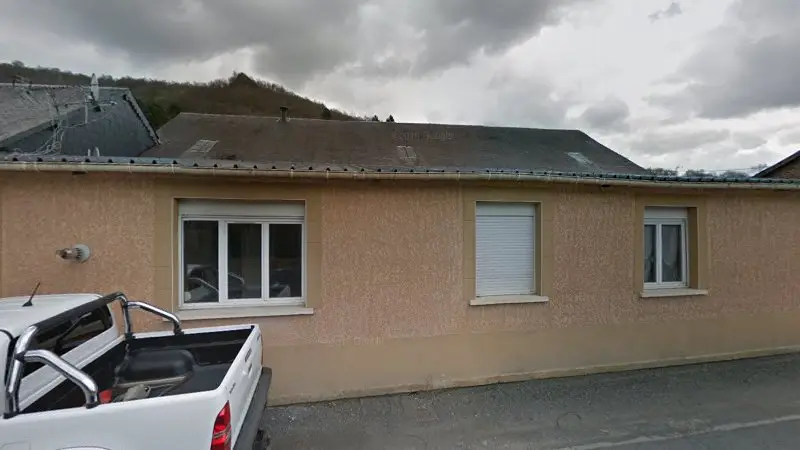 Vue de la rue devant Semoy Automobile, Les Hautes-Rivières