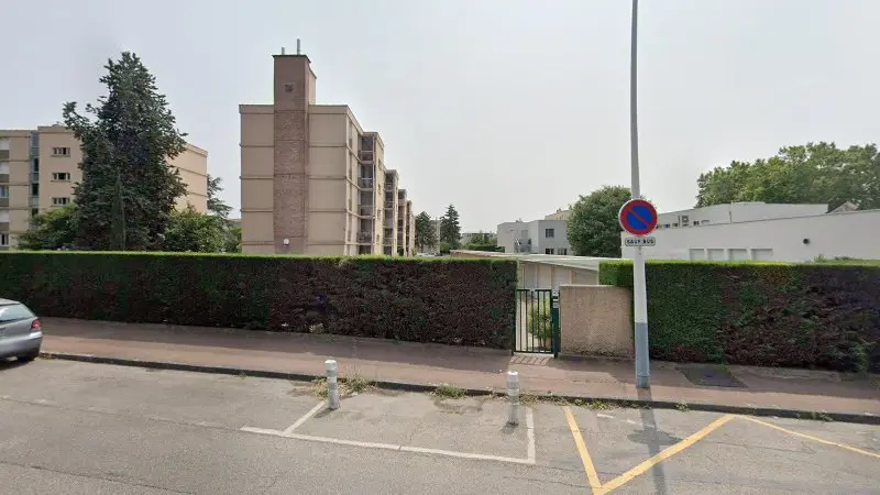 Vue de la rue devant SOS DEPANNAGE 69, Vénissieux