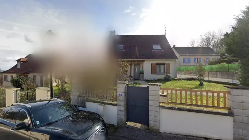 Vue de la rue devant RADIO GÉOLOC SERVICE, Brueil-en-Vexin