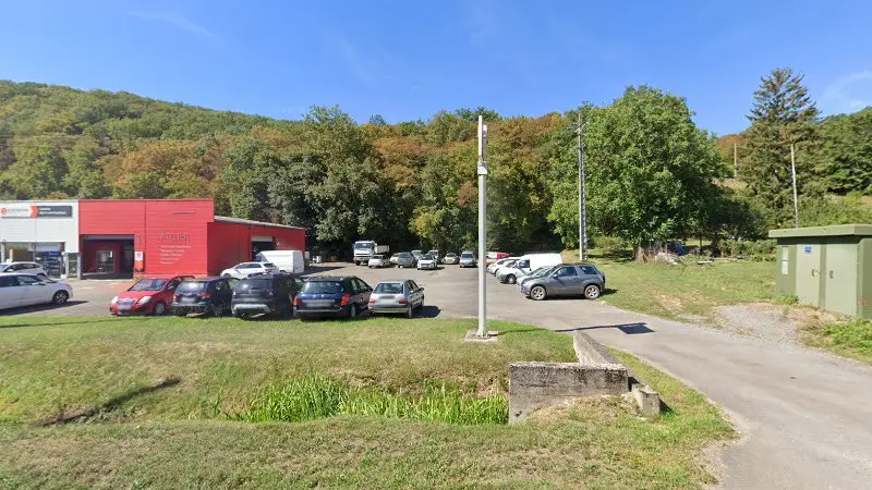 Vue de la rue devant Dépannage Tournus, Chalon, Mâcon, Lugny
