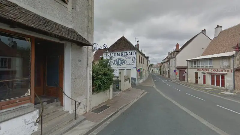 Vue de la rue devant Garage M.Renaud Yacco, Le Châtelet